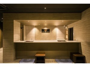 落ち着きのある洗練されたフロントにて、皆様のご来館をお待ちしております。