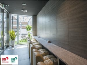 テラスの陽が差し込むラウンジは休憩・ビジネス等、ご自由にご利用ください。