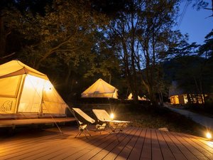 夜のグランピングエリア