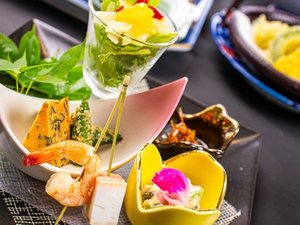 2026年7月8月《お献立の一例》前菜:山クラゲ吟醸、シークワーサー風味マリネ、トマトと法蓮草キッシュ他♪