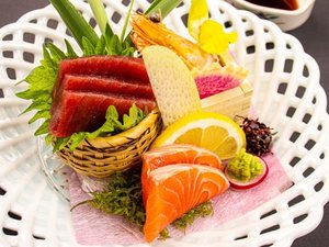 2026年7月8月《お献立の一例》お造里:長野県特産「信州サーモン」、鮪、海老♪