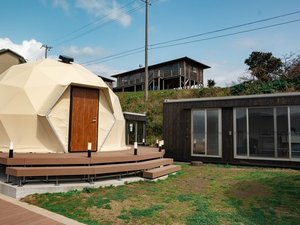 ドームテント1つにつき、水回り棟がセットで付いています。お手洗いやシャワールーム、キッチン完備。