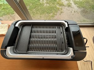 雨天時のBBQは室内用グリルで実施します。また、オールシーズン、1100円/台でレンタル可能です。