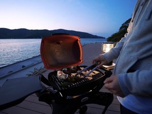 �f�ނ̎|�݂��������Ă�A���ʂȃA�E�g�h�A�_�C�j���O�B