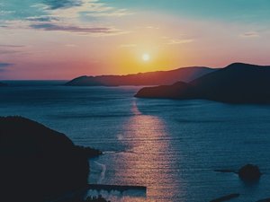 �C�̏�ŕY���Ă��邩�̂悤�ȑ؍݂��B