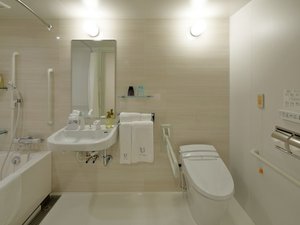 ユニバーサルルームのバスルーム※アメニティはフロントにございます。