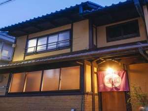 大正時代の京町屋をリノベーション。外観は以前のまま。地下鉄四条、阪急烏丸駅から徒歩7分。