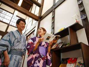 通り庭に書庫を設けております。ガイドブックや京都本など。観光の参考にどうぞ♪