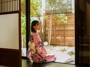 「麻のは」の縁側からお庭を眺めながらゆっくりお過ごし下さい。
