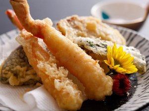 カニ天ぷら例:小さな宿ならでは揚げたてをお出しします。
