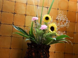 丹泉ホテルの館内には、当館の女将がいけた花が沢山飾られています。