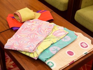 女性の方へ、選べる色とりどりの浴衣をご用意しております。