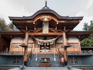 烏帽子山八幡宮に上る石段は、継ぎ目のない石鳥居として日本一の大きさ。