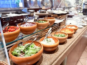 【朝食ブッフェ】種類豊富なお料理の数々が並びます