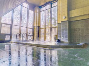 【大浴場・内湯】柔らかな湯けむりとともに、ゆっくりと湯浴みをお楽しみください。