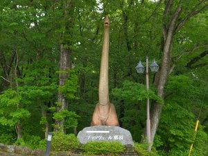 まるで本物?!巨大ブラキオサウルスがお客様をお迎えします!