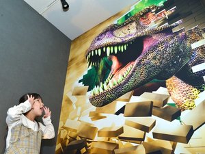 新館の廊下で恐竜に遭遇?!歩くだけでワクワクする空間です!