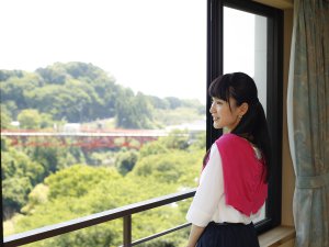 《西館》池側客室から見える開運橋(写真は5F客室)野鳥の鳴き声など自然の音が聞こえてきます。