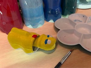 張り子の寅の絵付け