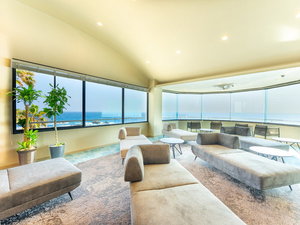 【ラウンジ本館】絶景サンセットがご覧頂けるオーシャンビューラウンジ