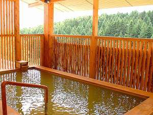 ニセコ東急リゾート　ホテルニセコアルペン：【露天風呂】ニセコの森を眺めながら、遊び疲れた身体を癒やしてください
