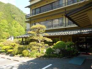 外観:新緑の山県館自然に囲まれた風情ある建物でお迎えいたします