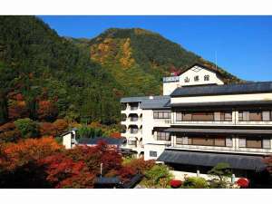 外観:紅葉甲斐の山々が紅葉に包まれます