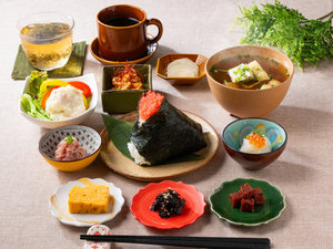 おにぎりと8品の小さなごちそう