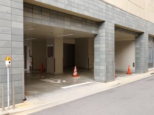 〜駐車場入口〜駐車場は先着順。1泊1台1,200円。