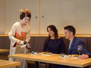 実際にお酌も舞妓さんよりしていただく貴重な体験
