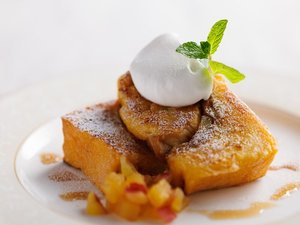 さつまいもやりんごをキャラメルの風味にしたものがぎっしりとつまったフレンチトースト