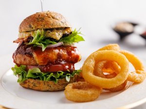 ホテルオリジナルのバンズなど盛りだくさんな浅草バーガー