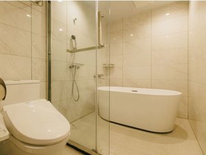 テントサイトには、キャビンタイプのバスルーム&トイレ完備(一例)