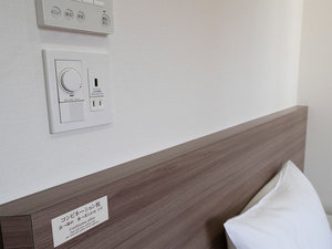 コンビネーション枕/枕元にはUSBコンセントや空調パネルを設置