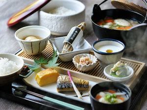【朝食イメージ】地元の食材を活かした和御膳をご用意しております。