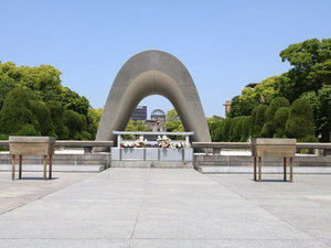 平和公園までは電車が便利です。広電電停まで徒歩5分。お出かけ中のお荷物お預かりいたします。