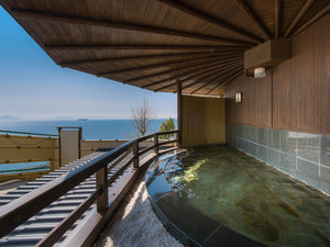 【露天風呂 天祥の湯】風光明媚な三河湾を一望できます ※「大浴場 総檜風呂」からご利用いただけます