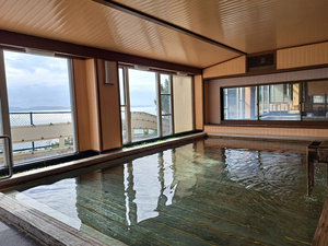 【大浴場 総檜風呂】開放感溢れる総檜造りの大浴場です。広々とした湯船でゆったりとした時間が流れます