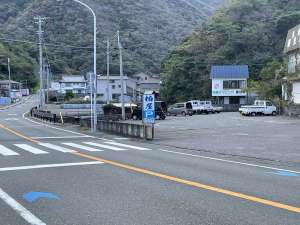 A柏屋駐車場内の”俺の家”と記載のブロックがありますのでその区画に駐車お願い致します。