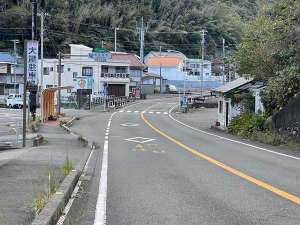 @雲見温泉のバス停が見えましたら右手に柏屋Pの看板がある駐車場がございます。