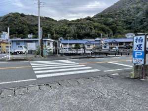 Bお車を止められたらスタートです!横断歩道を渡ります。