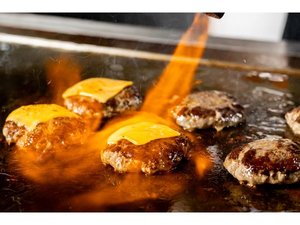 ライブキッチンで焼き上げるバーガーは迫力満点!