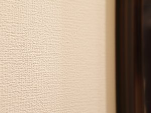 全客室の壁をチャフウォール（消臭・吸放湿・抗菌・防火性に優れた内装材です）塗装しました！