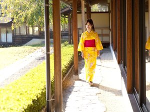 色浴衣で散策