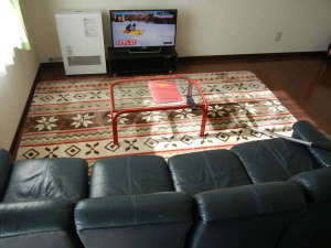 ダイニングルーム32インチ液晶TV広々ルーム