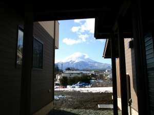 玄関から冬の富士山が見えます。