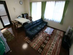 4名用の居間とキッチン冷蔵庫付いています。