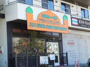 近くのインド料理店ととなりにタイ料理店午後オープンします。