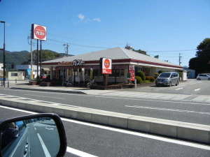 徒歩8分、フアミリーレストラン、ガストとコンビニ、セブン