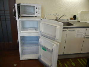 冷蔵庫、電子レンジ、炊飯器、ポット調理器具、そろっています。